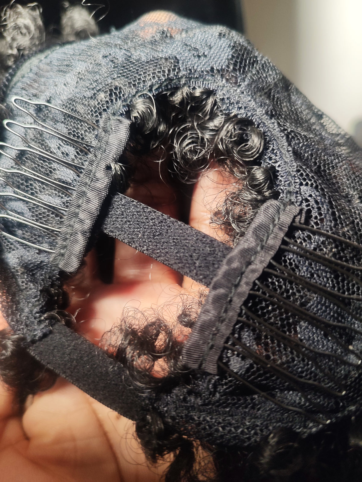 Détail du bonnet d'une perruque U-part avec les cheveux naturels fondus à l'avant