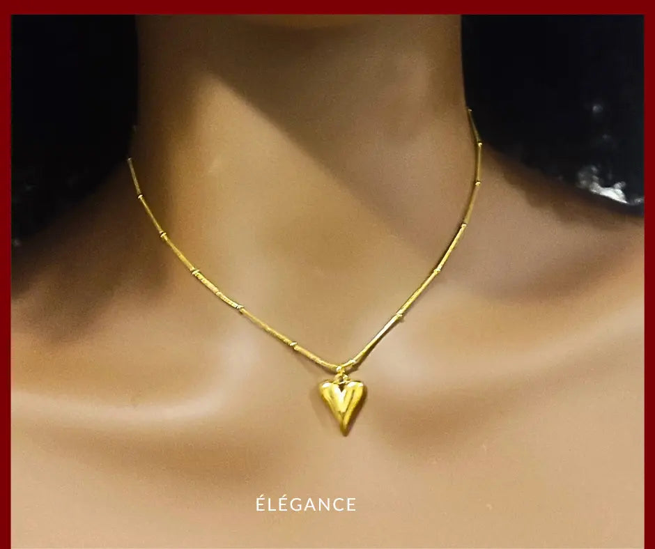 Bijou femme en acier doré, collier cœur raffiné, parfait pour un look élégant au quotidien.