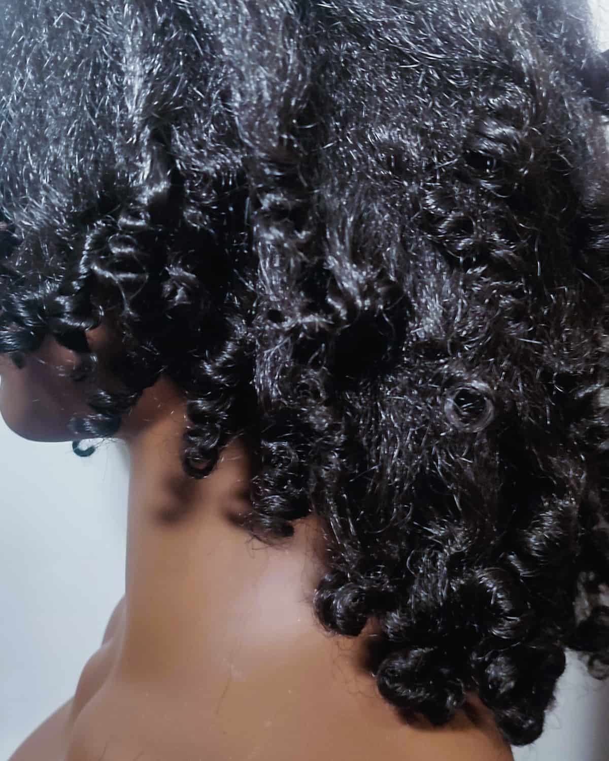 Perruque TABY portée, effet naturel cheveux crépus étirés