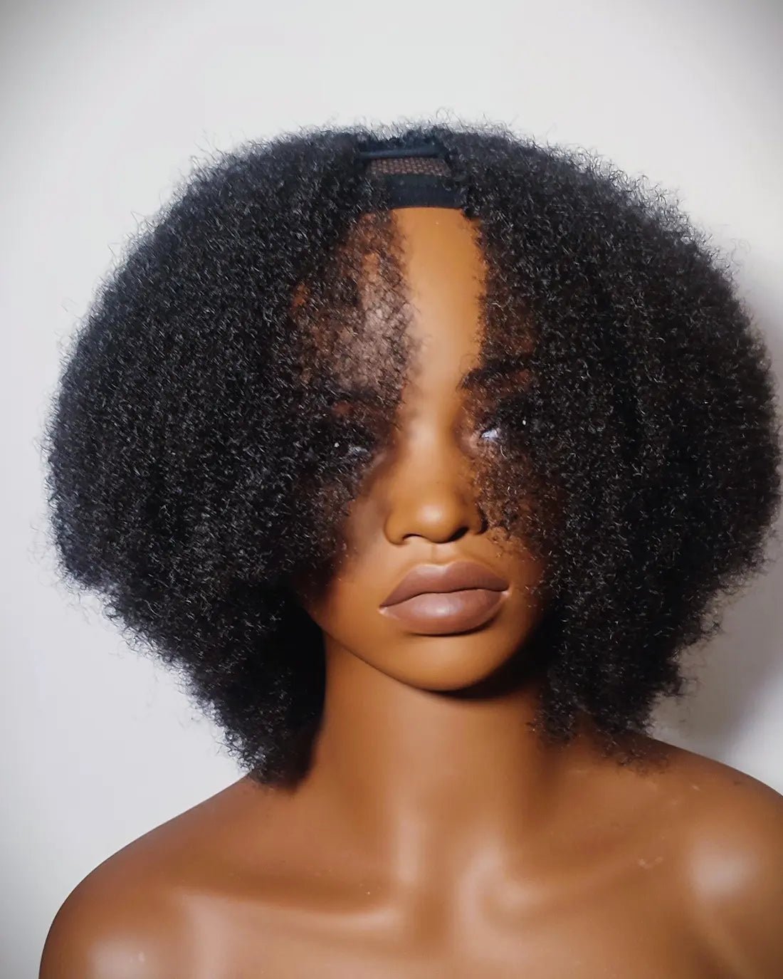 Perruque afro U-part Light Serah en cheveux synthétiques texturés, ouverte, rendu naturel.