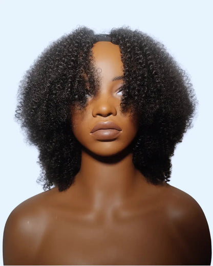 Modèle portant une perruque ouverte en U afro kinky mi-longue