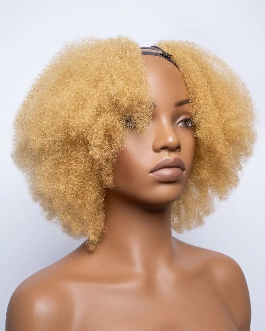 Perruque Serah de style afro en cheveux synthétiques crépus, coloris blond 27. La perruque est présentée sur un mannequin, coiffure coiffure rapide cheveux 