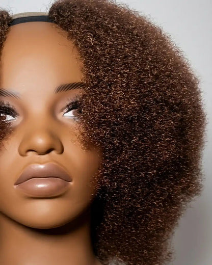 Perruque Serah afro courte en cheveux synthétiques crépus marron chocolat, vue rapprochée sur mannequin, coiffure facile et volumineuse.