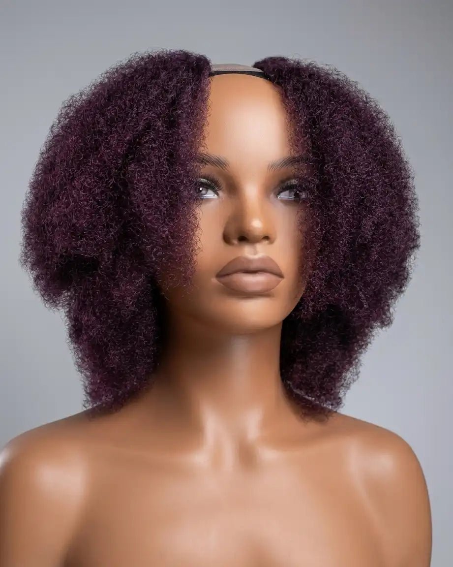 Perruque Serah afro courte en cheveux synthétiques crépus couleur violine prune 99J, vue de face sur mannequin avec volume naturel