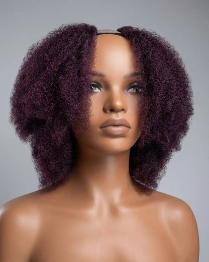 Perruque Serah afro courte en cheveux synthétiques crépus couleur violine prune 99J, vue de face sur mannequin avec volume naturel