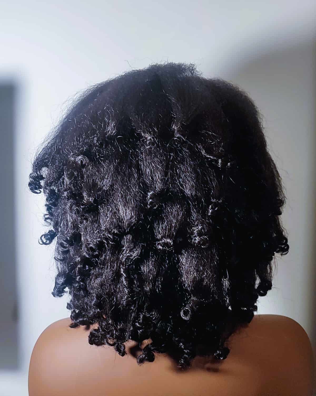 Perruque TABY afro blow out portée, texture crépue étirée et volume naturel