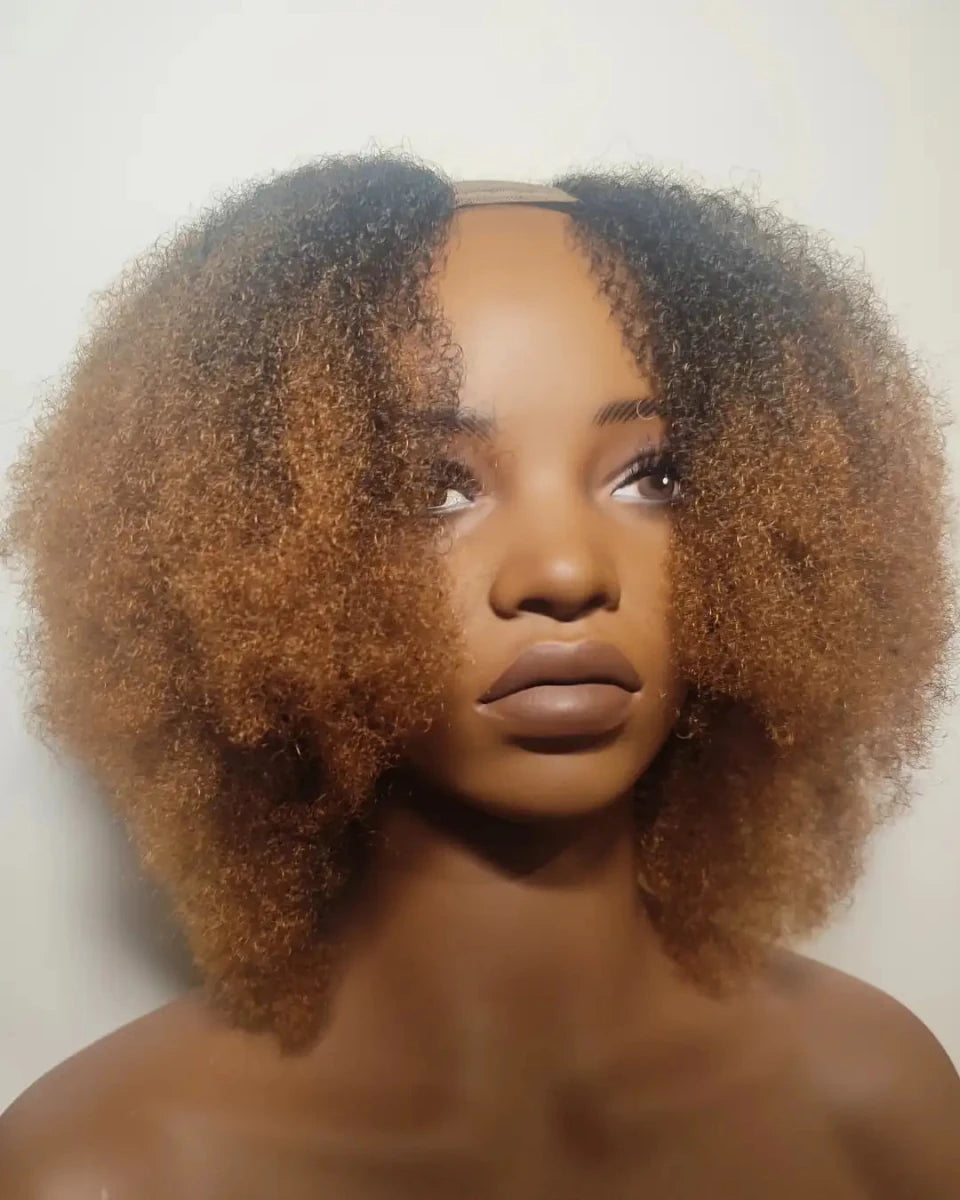 Gros plan sur la fibre synthétique mat réaliste d'une perruque afro faite au crochet