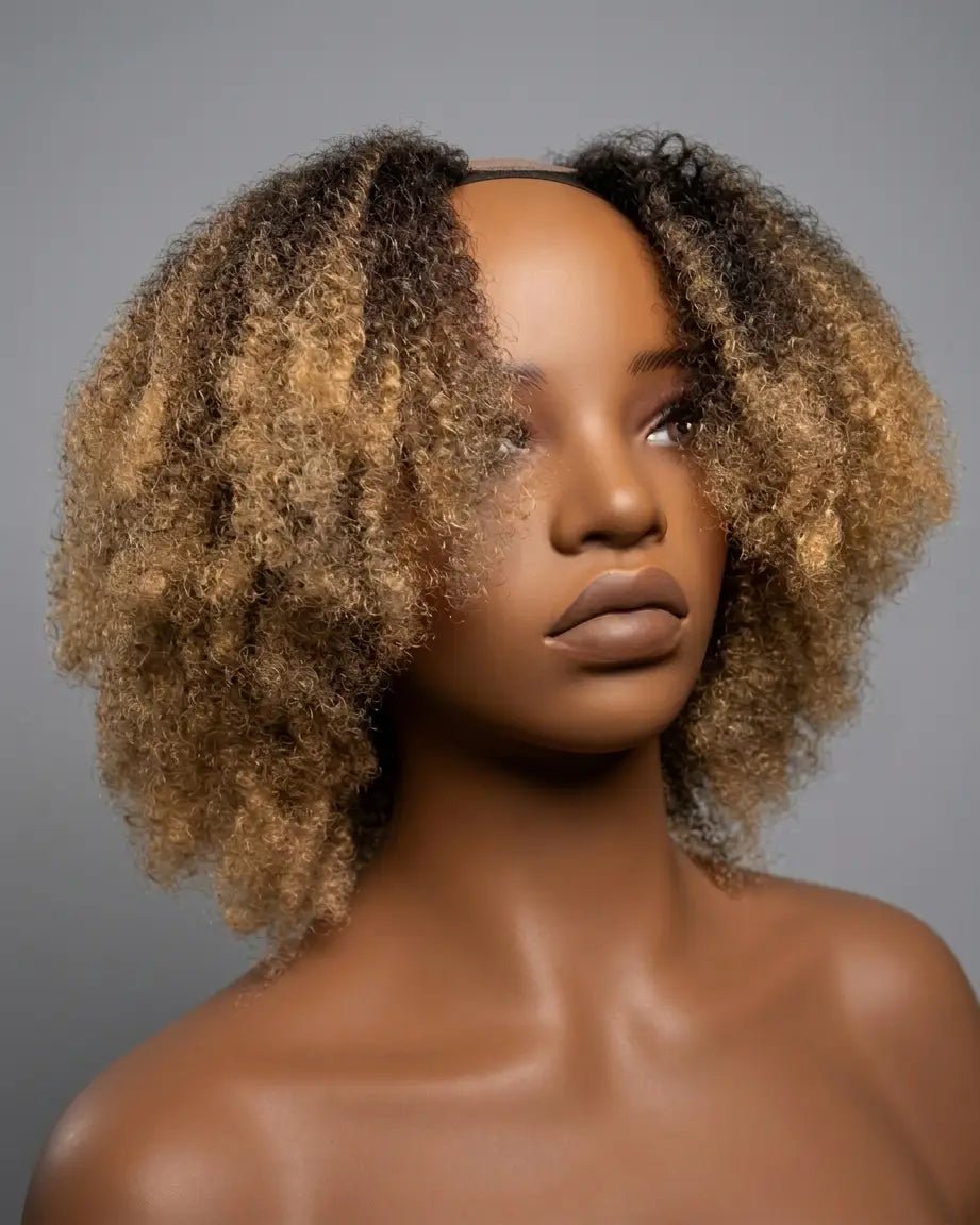 Perruque U-Part modèle Serah aux boucles définies kinky curly, dégradé ombré noir et blond doré, vue de trois quarts