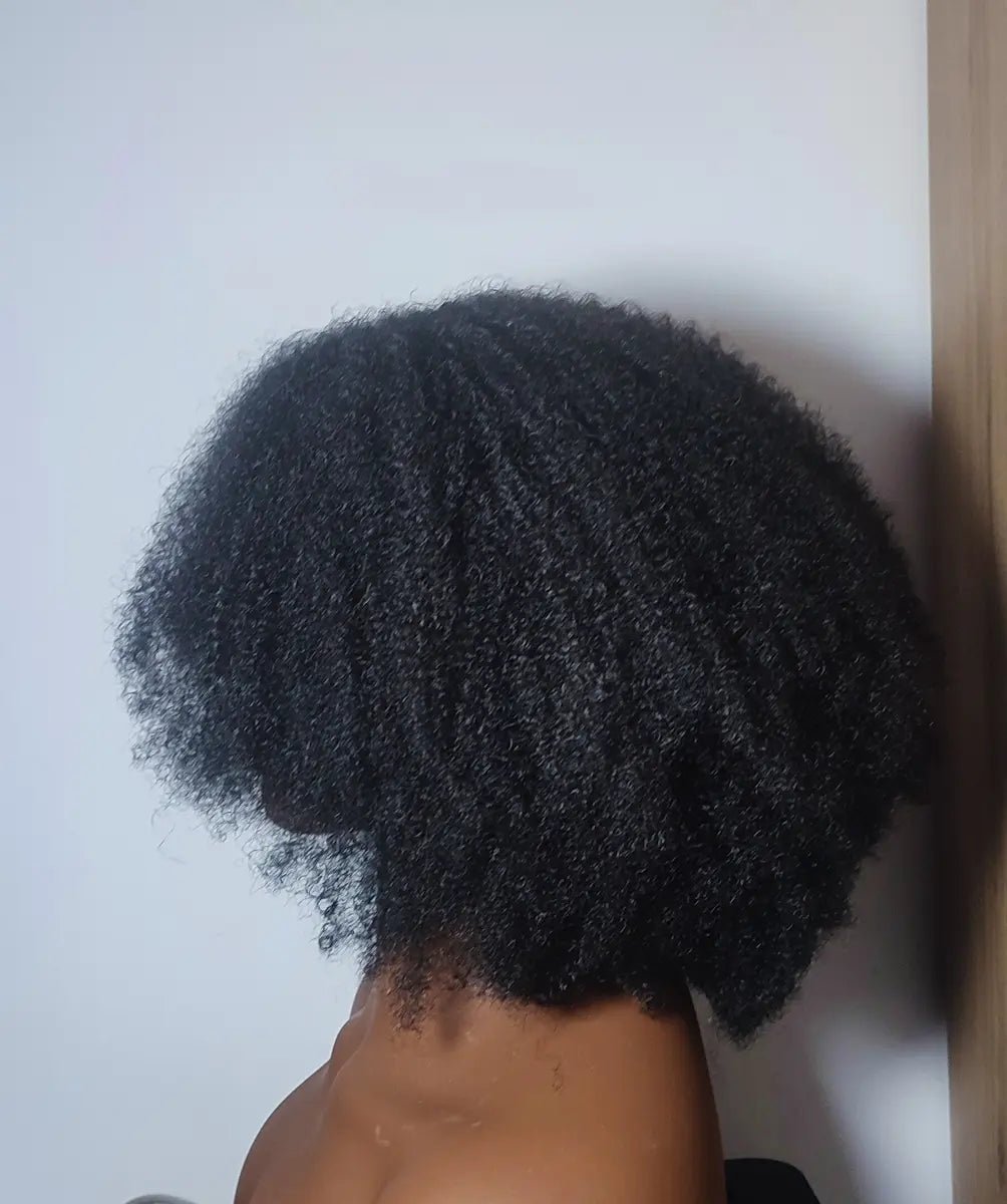 Perruque ouverte Light Serah effet afro bouclé, coiffure légère et volumineuse avec séparation invisible.