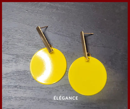 Petites boucles d’oreilles fleur en alliage de zinc, jaune tendance, un bijou simple et élégant pour femme.