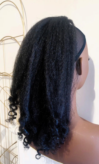 Postiche afro Taby vue de dos montrant la longueur et le volume.