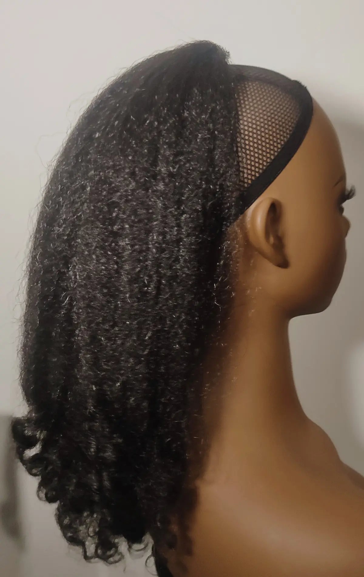 Postiche afro Taby vue de côté avec volume naturel