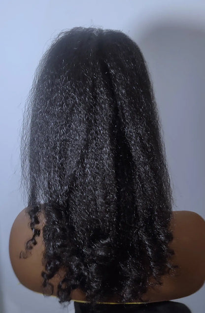 Zoom sur la texture blow-out du postiche afro Taby.