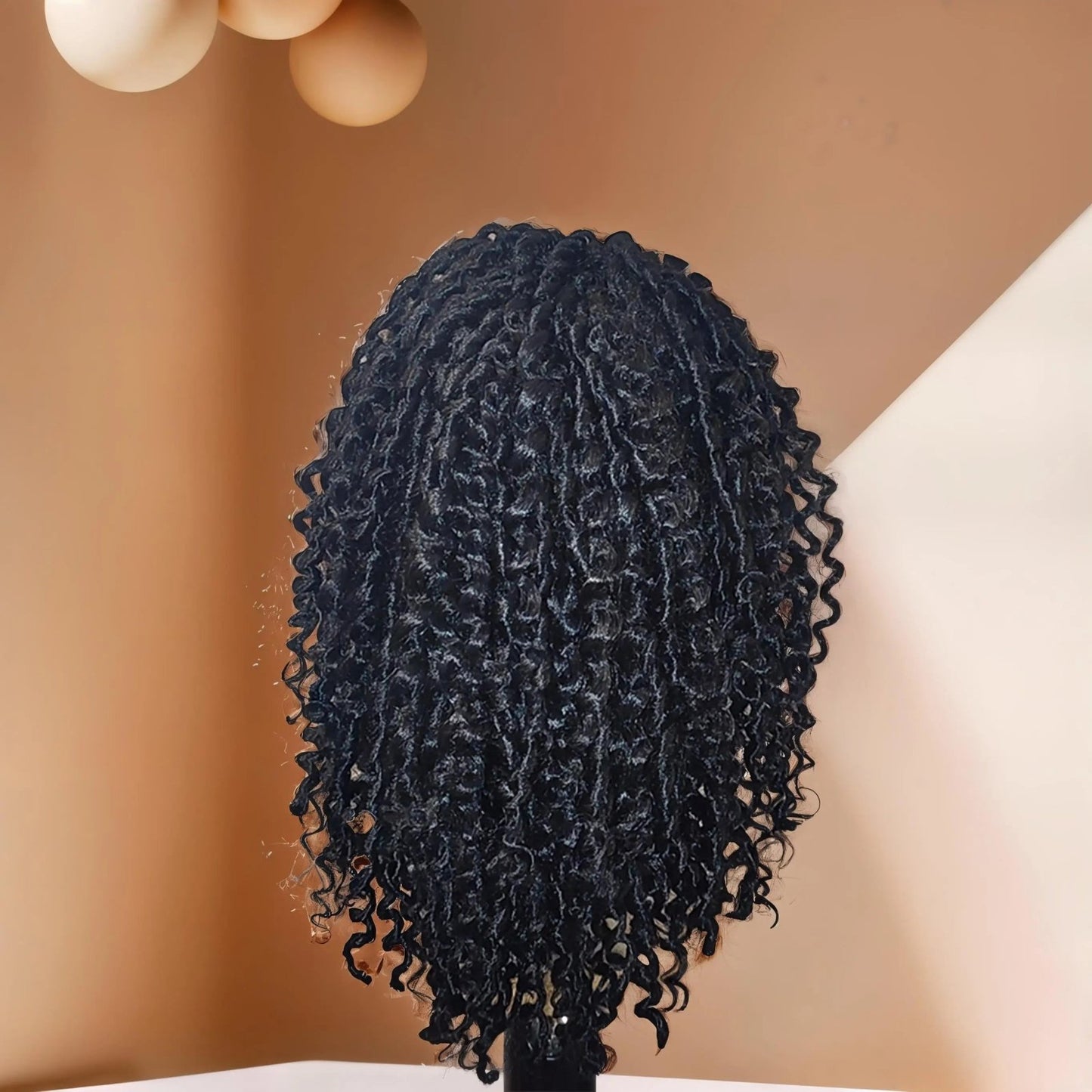 Postiche courte bouclée en fibre douce.