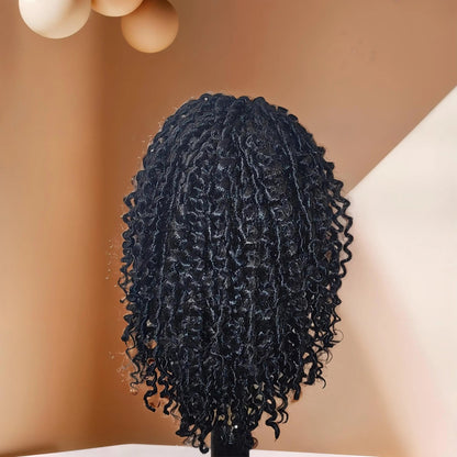 Postiche courte bouclée en fibre douce.