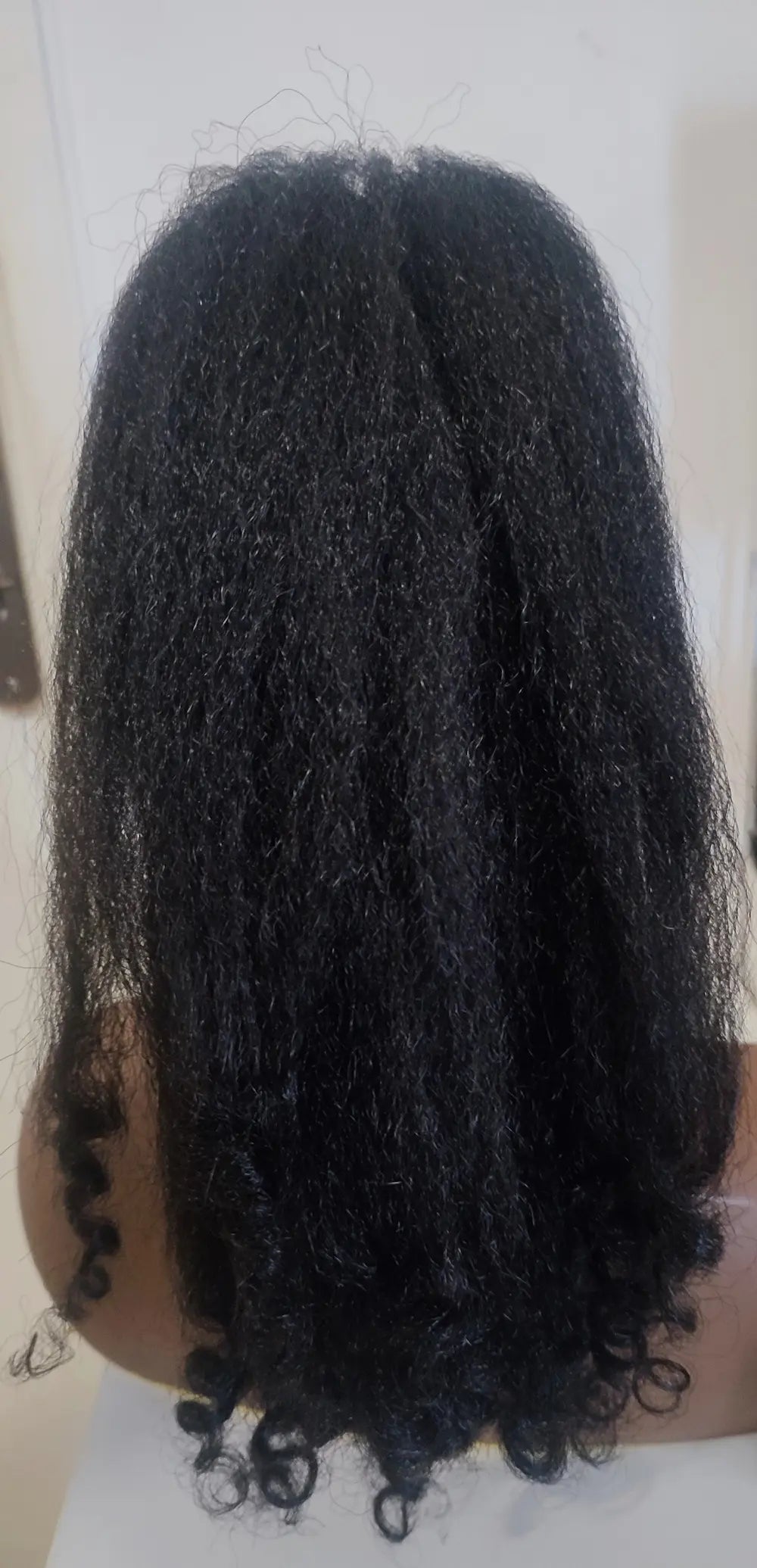 Postiche queue de cheval afro Taby avec texture blow-out détaillée