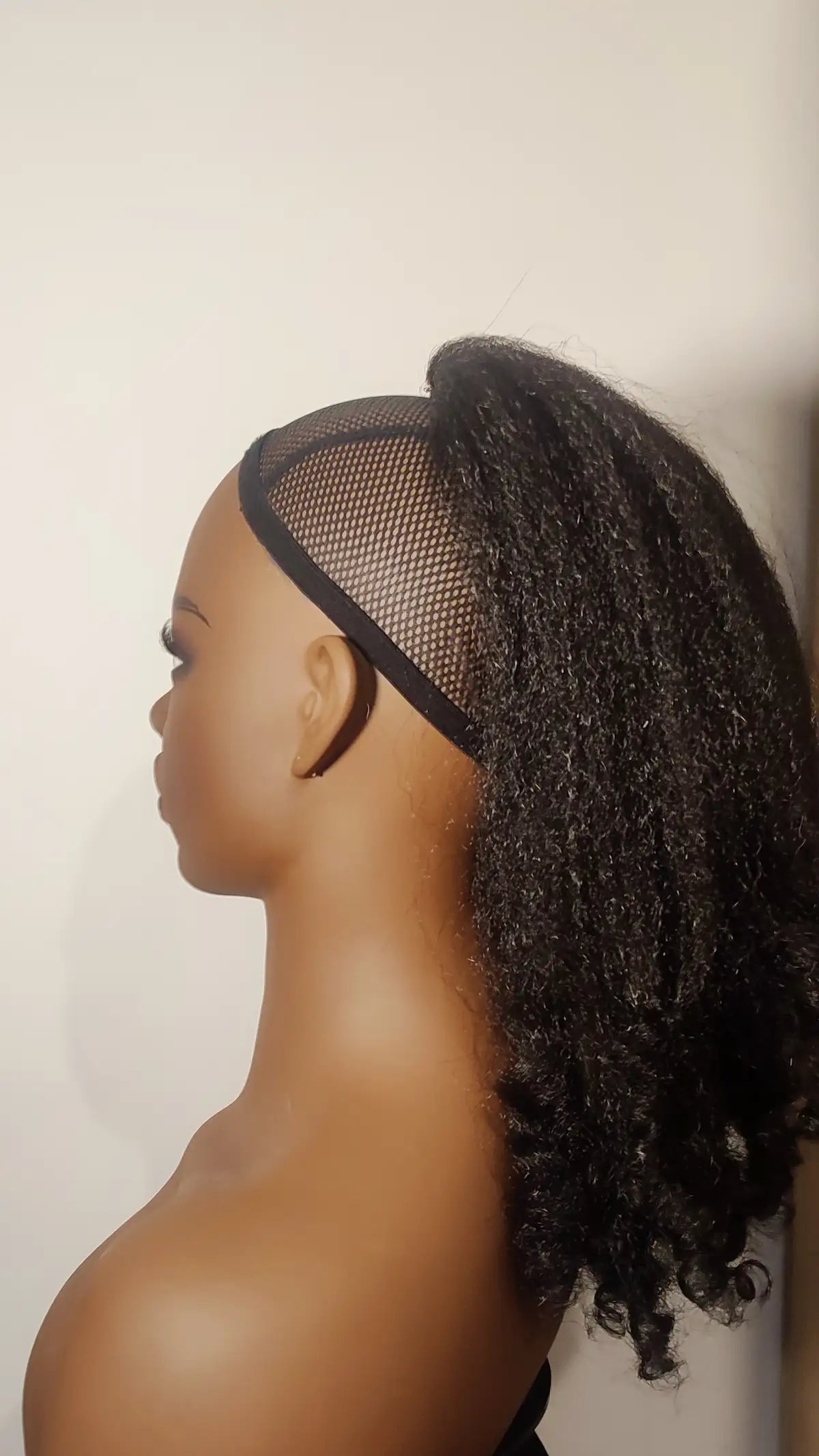 Postiche queue de cheval afro Taby en texture blow-out vue de profil.