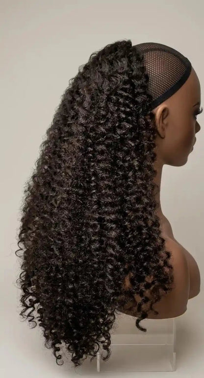 Vue de dos d'une extension de cheveux postiche élastique bouclée noire à fort volume, avec des boucles serrées définies