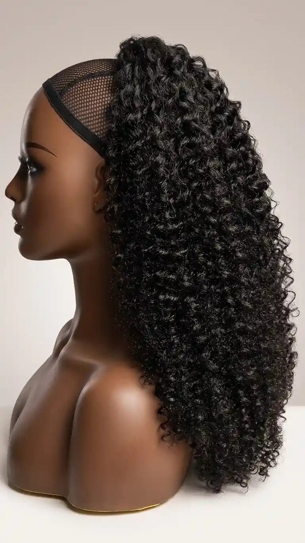 Vue de profil d'une extension postiche queue de cheval frisée/bouclée noire sur mannequin