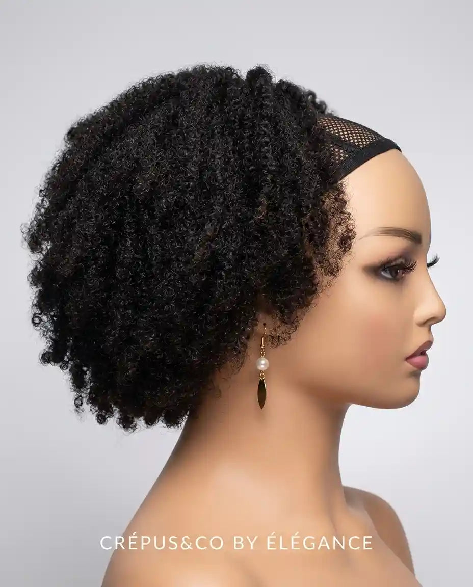 Gros plan postiche queue de cheval élastique synthétique premium texture bouclée kinky curly.