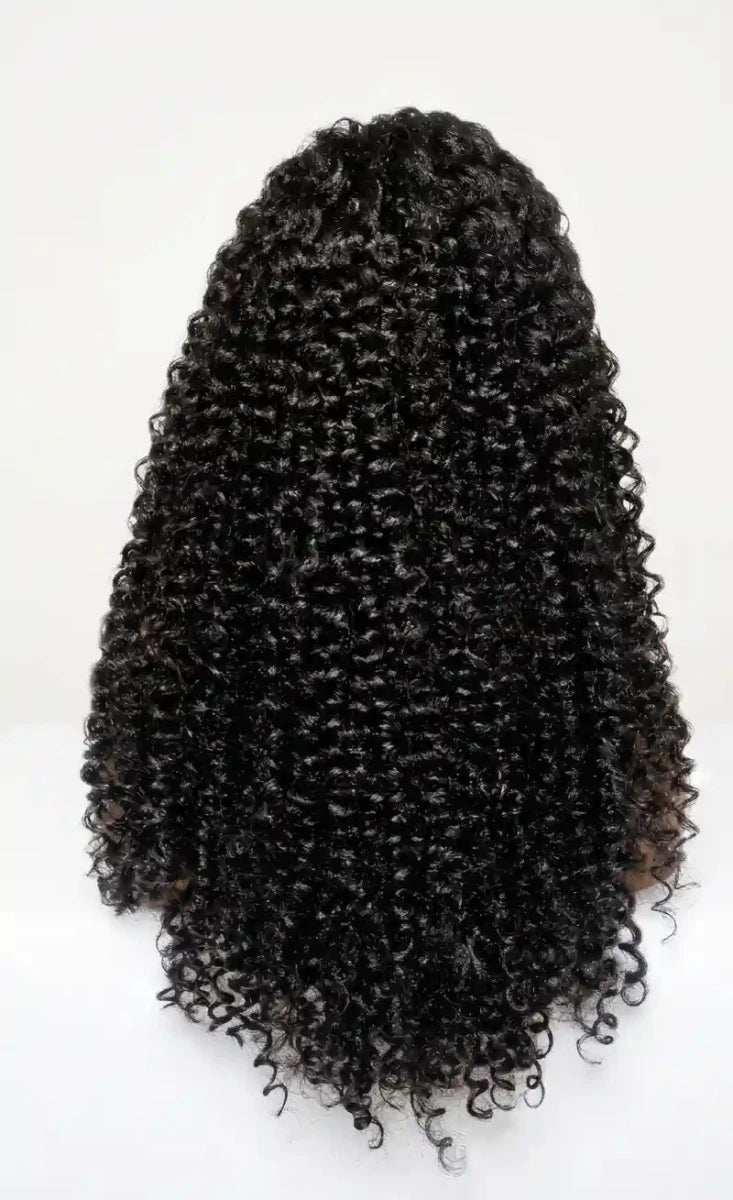 Extension de cheveux postiche bouclée noire détourée sur fond blanc neutre pour catalogue produit.