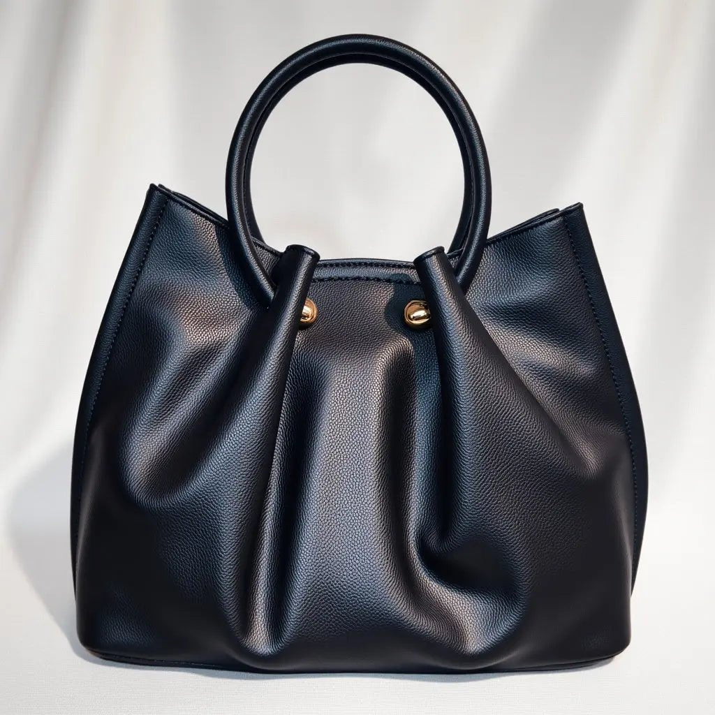 Sac à main Manoukian Camille noir, élégant et pratique avec une bandoulière amovible. Ce sac à main chic pour femme allie tendance et confort. Parfait pour un look moderne, il offre suffisamment d’espace pour vos essentiels tout en étant un accessoire sophistiqué. Un sac noir tendance et polyvalent à adopter pour compléter vos tenues.