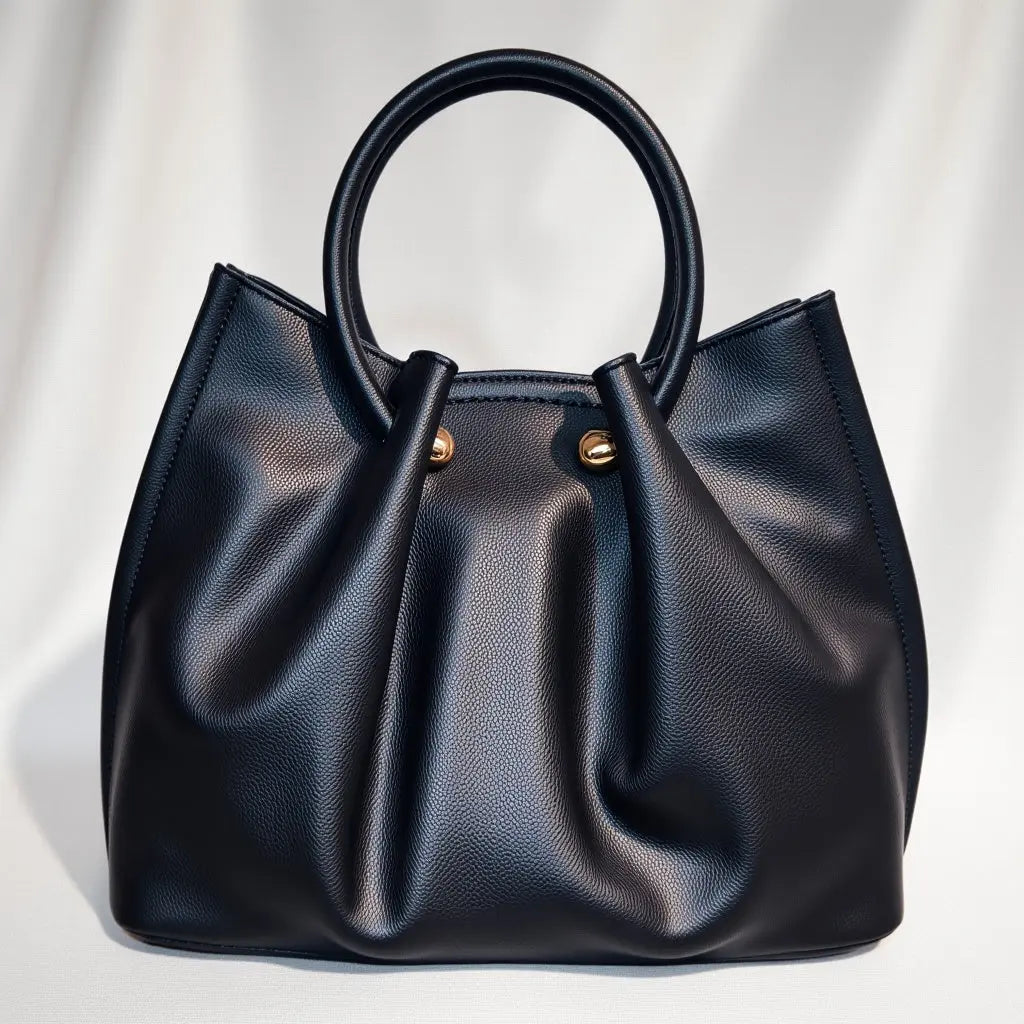 Sac à main Manoukian Camille noir, élégant et pratique avec une bandoulière amovible. Ce sac à main chic pour femme allie tendance et confort. Parfait pour un look moderne, il offre suffisamment d’espace pour vos essentiels tout en étant un accessoire sophistiqué. Un sac noir tendance et polyvalent à adopter pour compléter vos tenues.