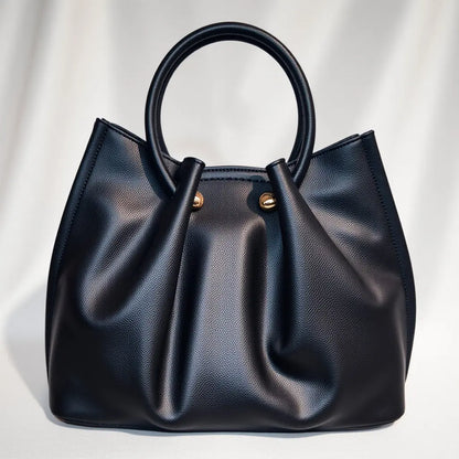 Sac à main Manoukian Camille noir, élégant et pratique avec une bandoulière amovible. Ce sac à main chic pour femme allie tendance et confort. Parfait pour un look moderne, il offre suffisamment d’espace pour vos essentiels tout en étant un accessoire sophistiqué. Un sac noir tendance et polyvalent à adopter pour compléter vos tenues.