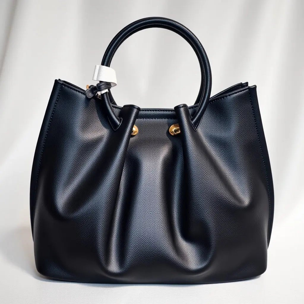 Sac à main Manoukian Camille noir avec bandoulière amovible. Ce sac chic et pratique pour femme est idéal pour les occasions quotidiennes ou spéciales. Élégant, spacieux et tendance, il s'adapte à toutes vos tenues. Un sac noir polyvalent et original, conçu pour les femmes modernes. Achetez ce sac à main ches élégance simplement pour un style raffiné