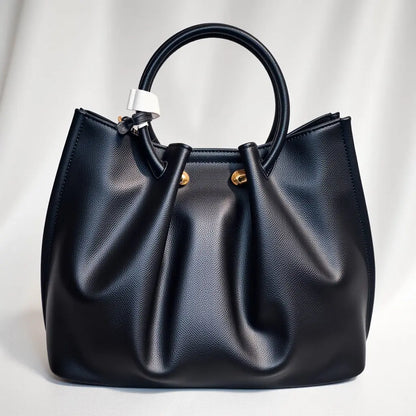 Sac à main Manoukian Camille noir avec bandoulière amovible. Ce sac chic et pratique pour femme est idéal pour les occasions quotidiennes ou spéciales. Élégant, spacieux et tendance, il s'adapte à toutes vos tenues. Un sac noir polyvalent et original, conçu pour les femmes modernes. Achetez ce sac à main ches élégance simplement pour un style raffiné