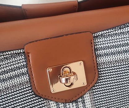 Sac à main compact motif vichy.