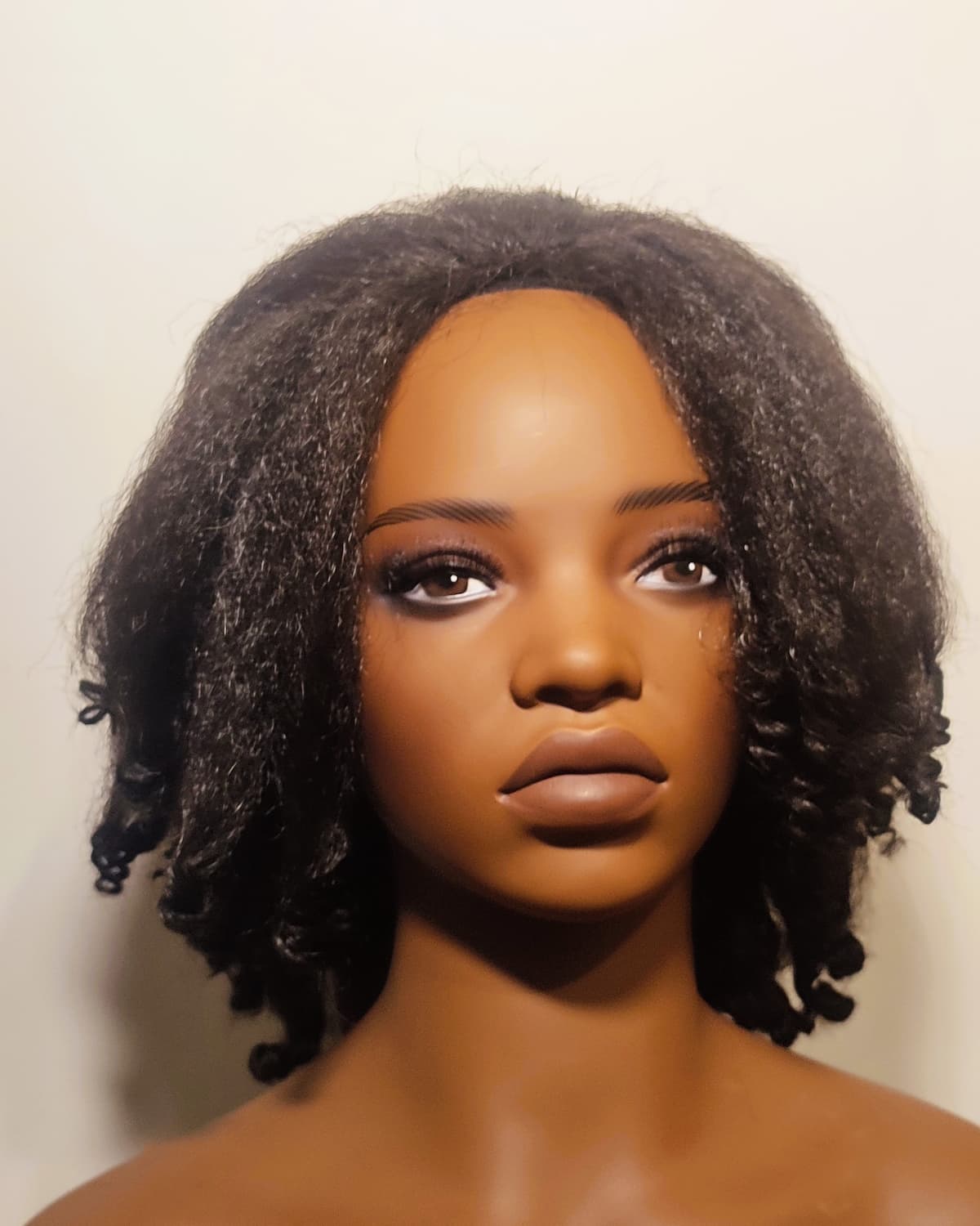 Détail de la fibre afro blow out de la perruque TABY couleur 2