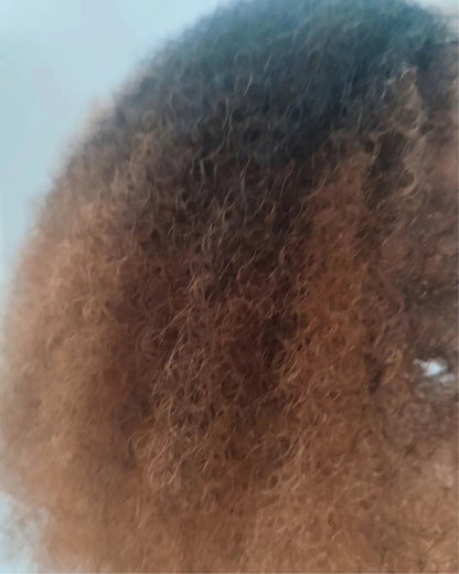 Gros plan sur la fibre synthétique mat réaliste d'une perruque afro modèle Sérah Light