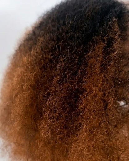 Gros plan sur la fibre synthétique mat réaliste d'une perruque afro modèle Sérah Light