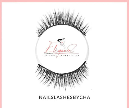 Faux cils 3D réutilisables à coller, effet naturel avec volume. Extensions de cils au rendu élégant, courts et discrets, parfaits pour un regard intense tout en légèreté.